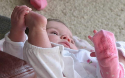 Zašto treba proveriti bebine čarapice, ako plače bez vidljivog razloga