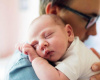 Da li je zaista loše uspavljivati bebu u naručju?