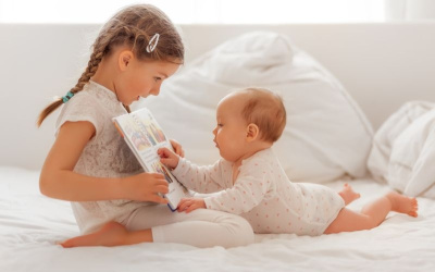 Rani razvoj: Zbog čega je važno da bebi čitate naglas bar 15 minuta dnevno?