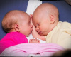 Dojenje blizanaca – neiskustvo i uticaj okoline doprineli su uvođenju dohrane