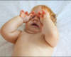 Zašto bebe trljaju oči?