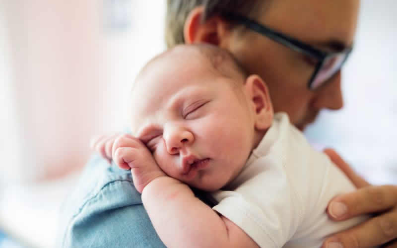 Da li je zaista loše uspavljivati bebu u naručju?