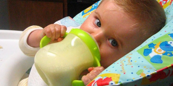 Prepoznajte alergiju na proteine kravljeg mleka kod beba