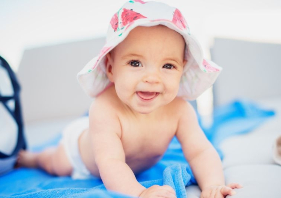 Oprez sa bebom na suncu: Zbog čega je važno da dete ne izgori?
