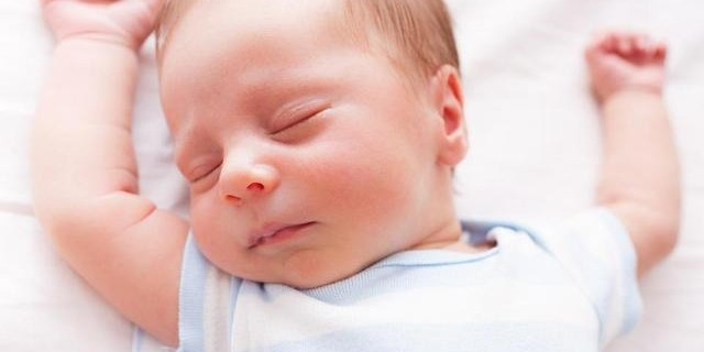 Zašto se beba budi noću?