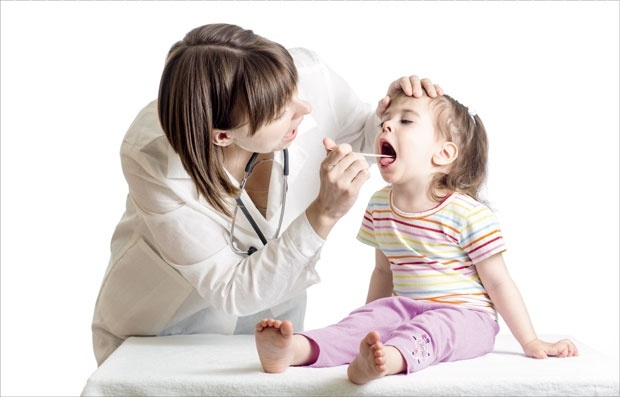 Roditelji misle raste zubić, a dete vrišti zbog herpangine