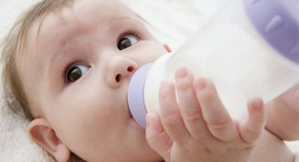 Beba i voda - Da li bebi tokom dojenja treba voda!?