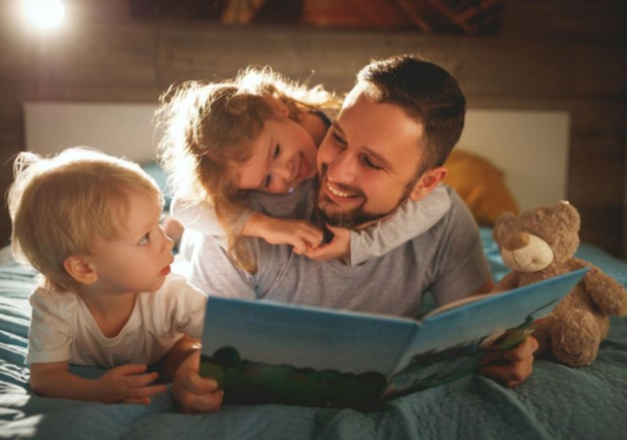 Zašto tate treba da čitaju deci priče za laku noć - pokazalo neobično istraživanje