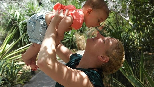 Super hrana za bebin mozak: Osmesi, dodiri, zagrljaji i poljupci