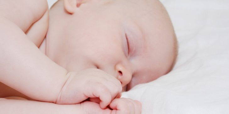Trzaji bebe tokom sna