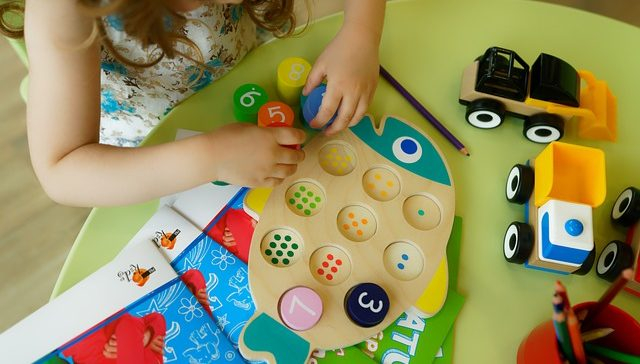 Trikovi koji provereno rade: Naučite dete u 5 koraka da pospremi igračke