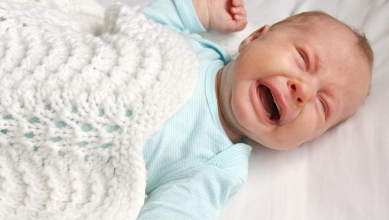 Puštanje bebe da plače protivi se roditeljskom instinktu