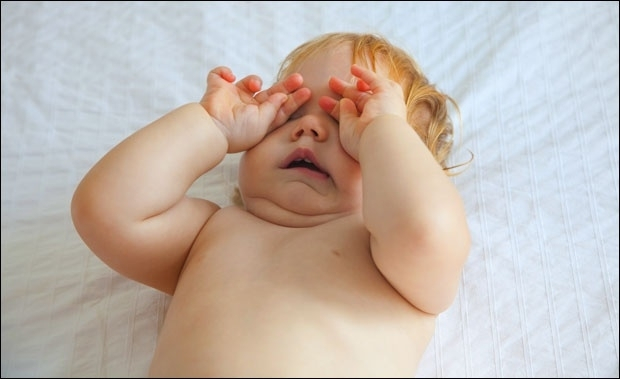 Zašto bebe trljaju oči?