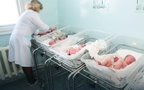 Već sedam decenija iz porodilišta u Srbiji NESTAJU BEBE, a za to niko nikad nije odgovarao