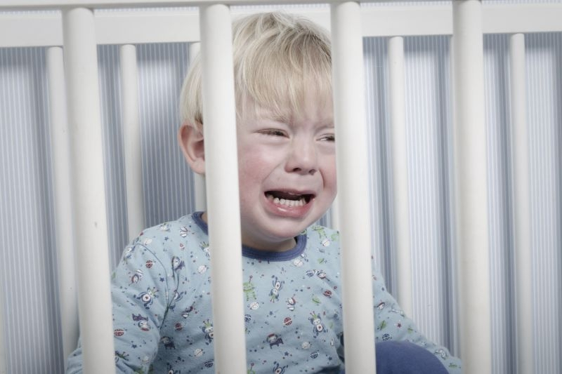 Dramatična noćna buđenja uz plač: Zašto moje dete vriskom prekida san?