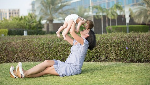 Kako beba pokazuje ljubav prema mami?