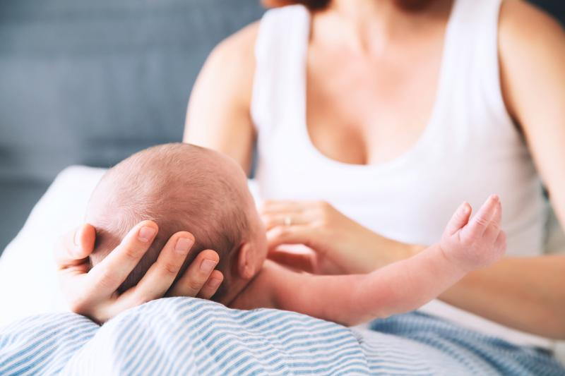 Mamine ruke su magične: Jednostavan način da ublažite simptome prehlade kod bebe