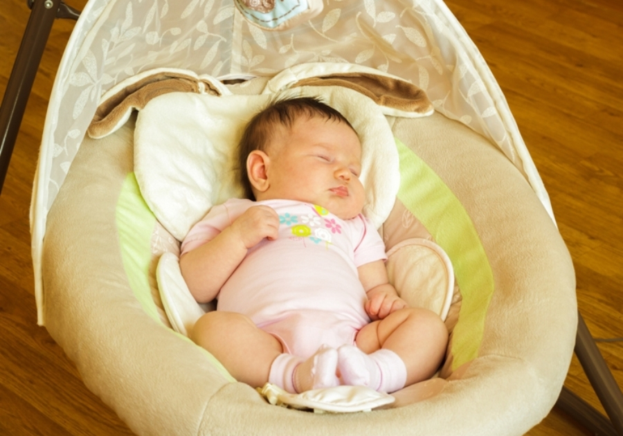 Da li je sigurno da beba spava u ljuljašci - pedijatri savetuju