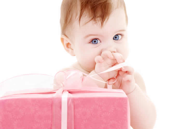 Pokloni za praznike: Šta pokloniti bebama?
