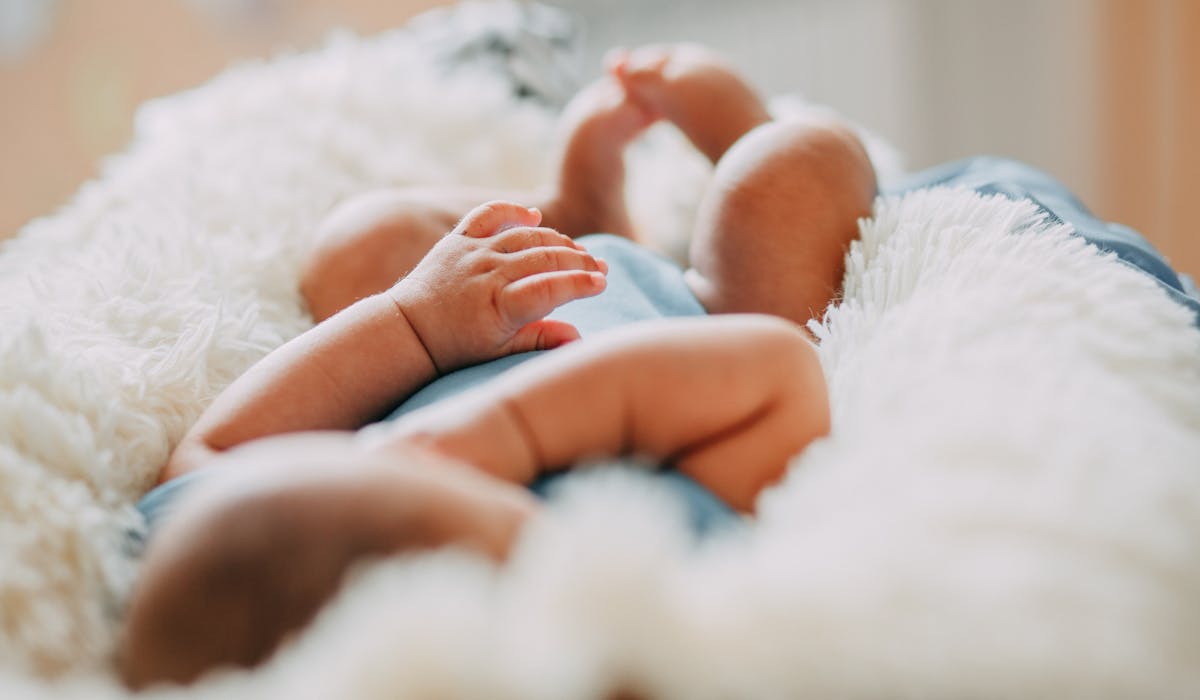 Koje je najopasnije mesto za spavanje bebe u vašem domu?