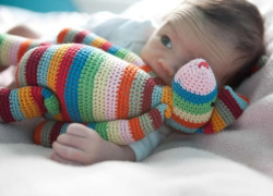 Zbog čega bebe počinju da se plaše nepoznatih