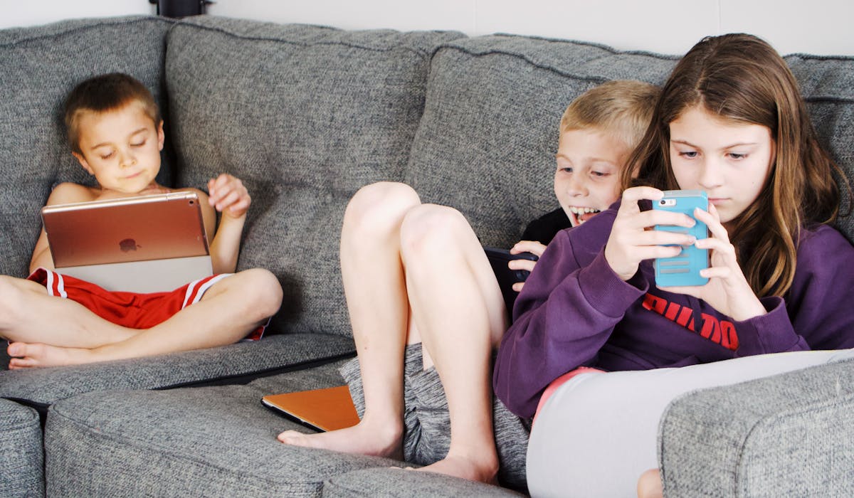 Pre nego što deci dozvolite mobilni telefon, praktikujte ove četiri stvari