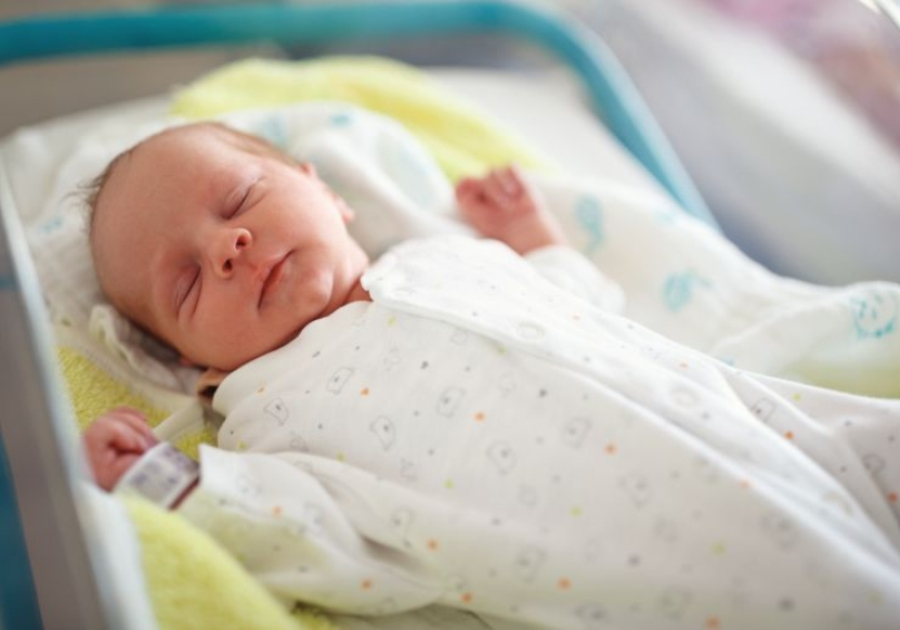 Prvi pregledi u porodilištu: šta sve očekuje bebu u prvim satima nakon rođenja