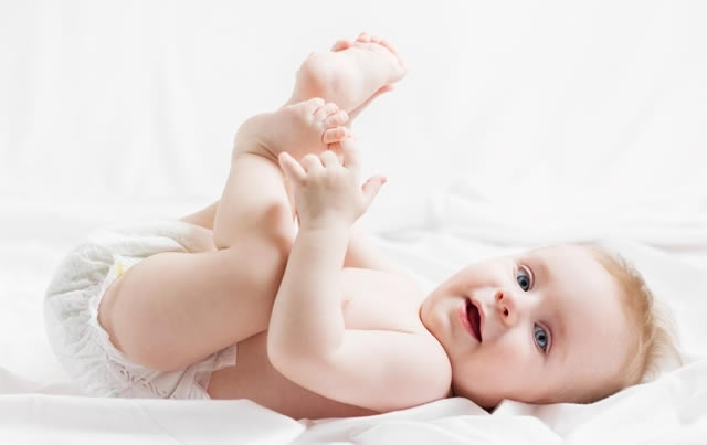 Kažite nam već jednom: Da li bebe treba da nose široki povoj ili ne?