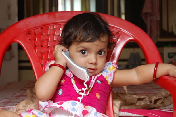 Roditelji, obratite pažnju: Šta činite kad bebi date telefon