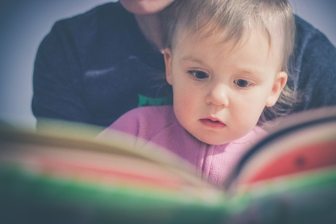Kako i zašto čitati sa bebom od prvog dana njenog života?
