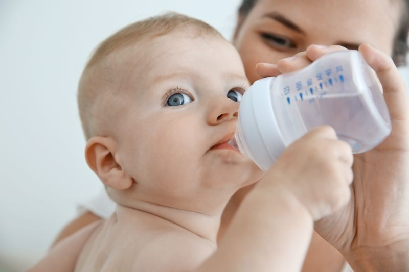 Zdravlje novorođenčeta: Kada bebi treba dati vodu?