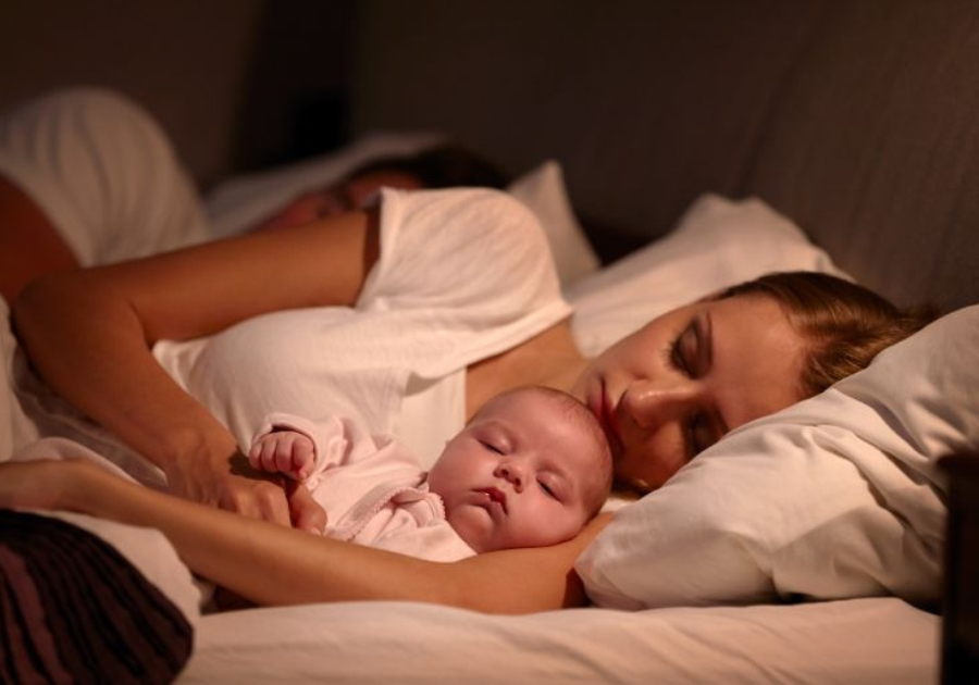 Da li dete treba da spava sa roditeljima u krevetu: 5 razloga ZA i 5 razloga PROTIV