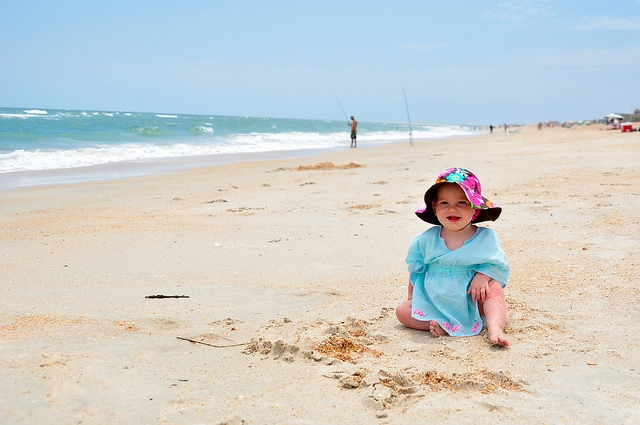 Zašto je igranje peskom i vodom odlično i za bebe i za stariju decu