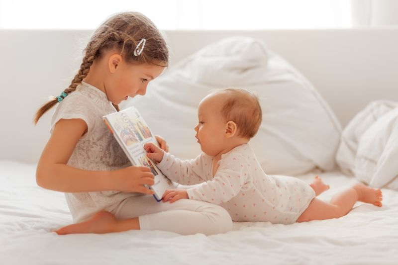Rani razvoj: Zbog čega je važno da bebi čitate naglas bar 15 minuta dnevno?