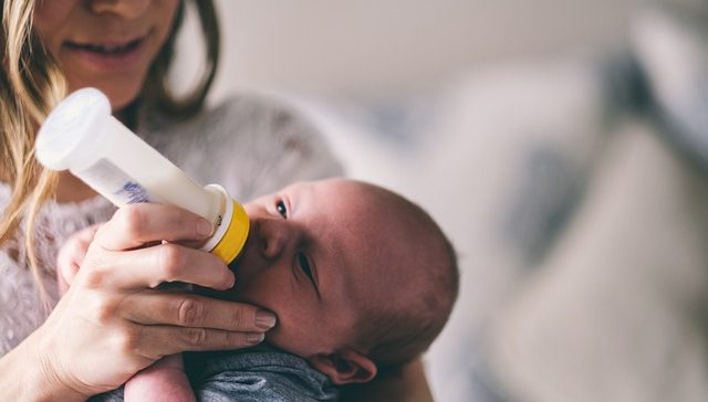 Čuvanje mleka za bebu u slučaju mamine odsutnosti